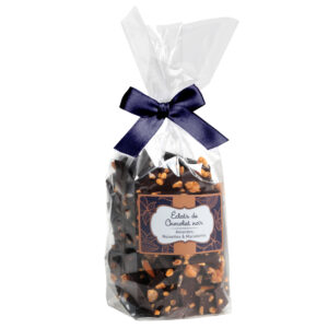 eclats-de-chocolat-noir-avec-des-amandes-noisettes-et-noix-de-macadamia-caramelisees